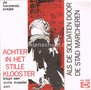 De-Harmonia-Zusjes-Achter-in-het-stille-klooster-Als-de-soldaten-door-de-stad-marcheren